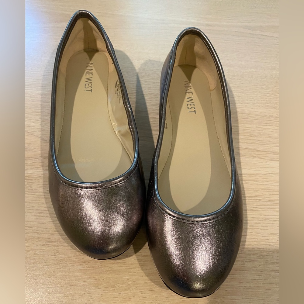 Girls Nine West silver ballet flats size 5. Excellent condition